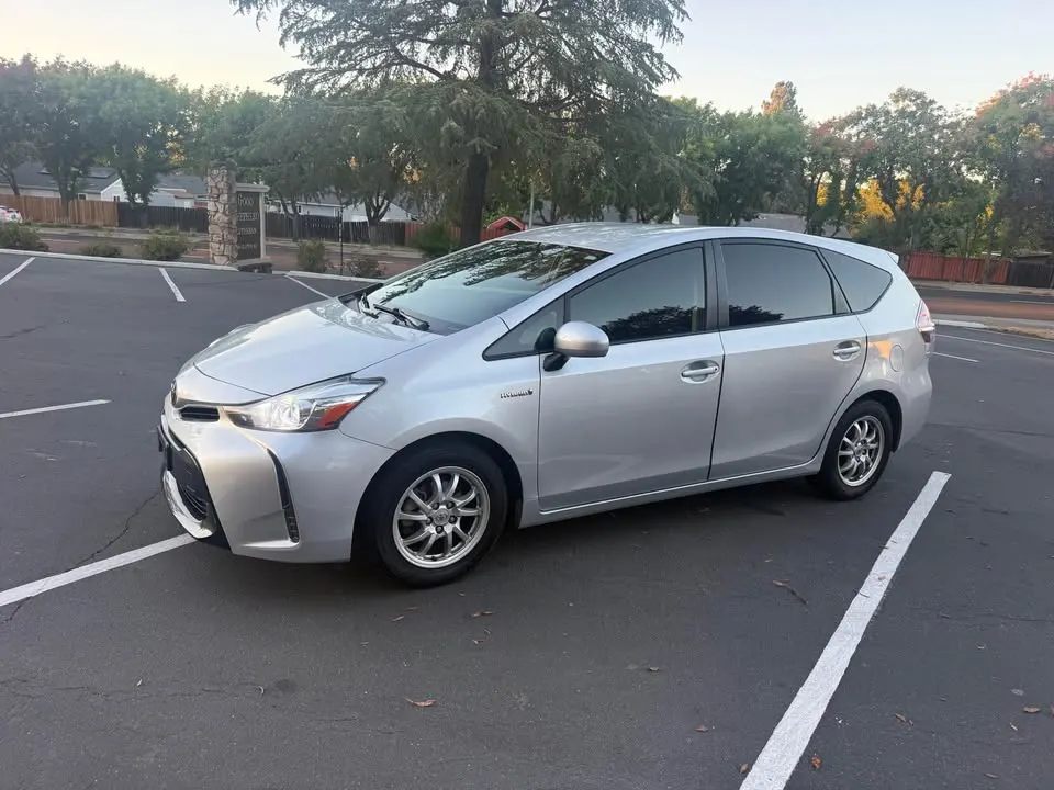 2017 Toyota prius v - AUTOMOBILE - United States