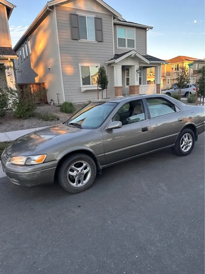 1999 Toyota camry - AUTOMOBILE - United States