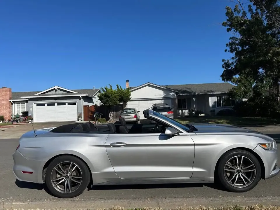 2017 Ford Mustang Convertible - AUTOMOBILE - United States