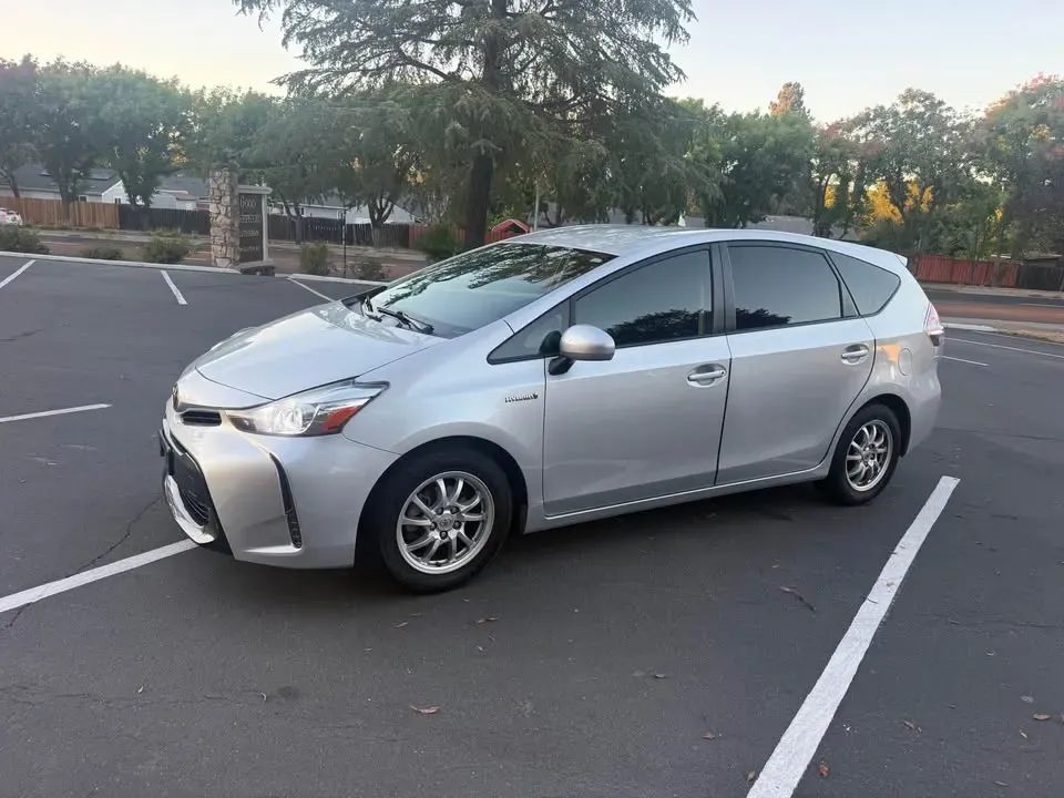 2017 Toyota prius v - AUTOMOBILE - United States