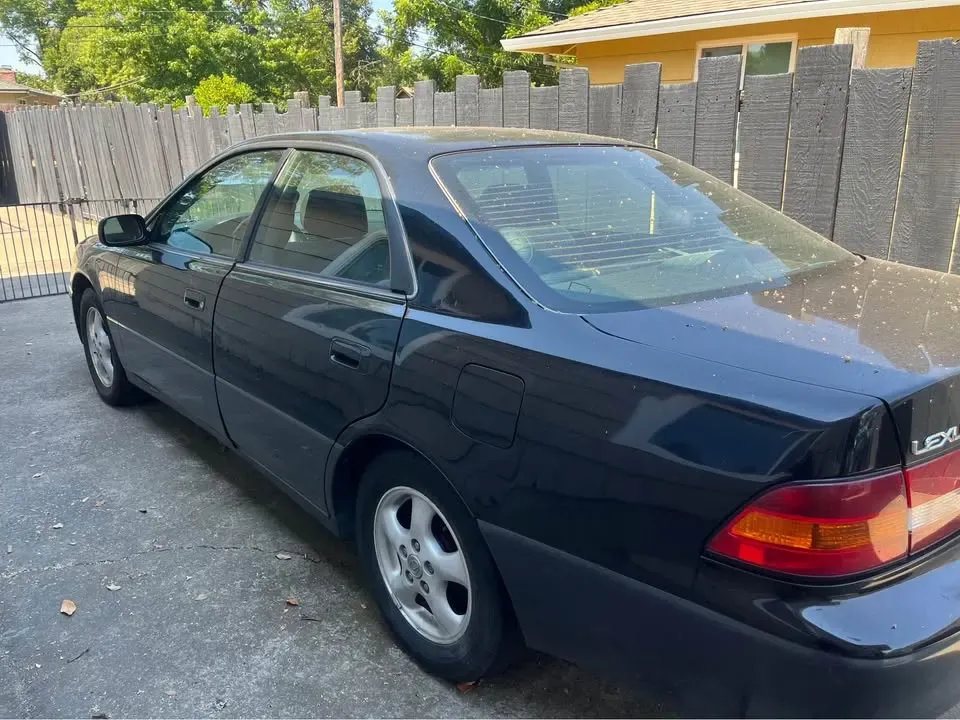 Black 1997 Lexus 300 - AUTOMOBILE - United States