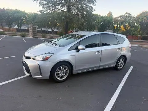 2017 Toyota prius v - AUTOMOBILE - United States