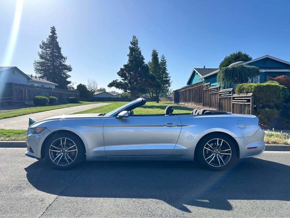 2017 Ford Mustang Convertible - AUTOMOBILE - United States - Photo 2