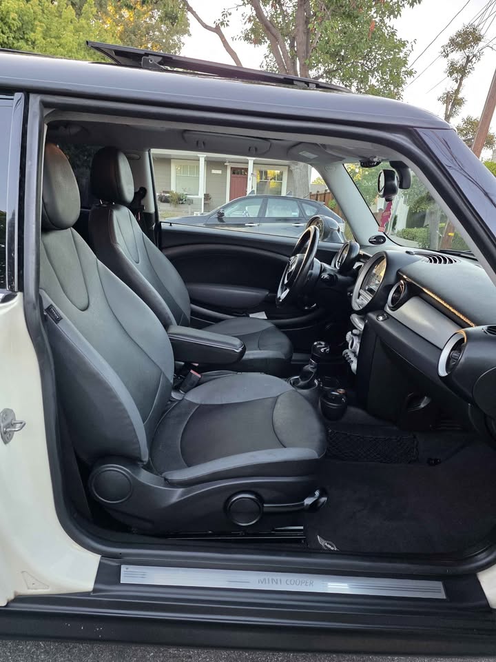 2010 MINI cooper - AUTOMOBILE - United States - Photo 2