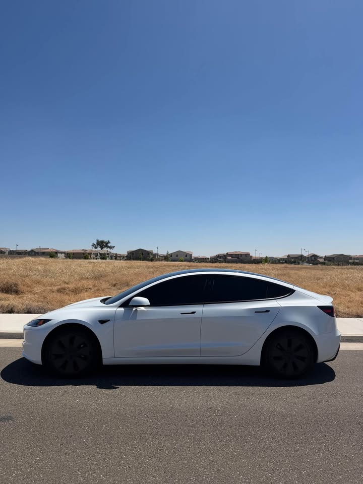 2025 Tesla model 3 - ELECTRIC VEHICLES - United States - Photo 4