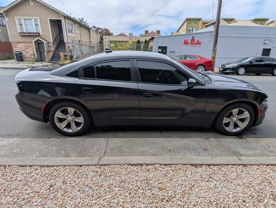 2016 Dodge Charger SXT - AUTOMOBILE - United States - Photo 2